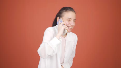 Mujer-Feliz-Hablando-Por-Teléfono.